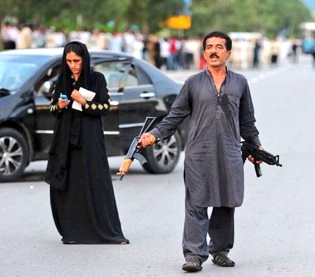 AlipanhwarPSF's tweet photo. وہ بھی رمضان کا مہینہ تھا...

آج بھی ایک شخص نے آئین  قانون و پارلیمان کو یرغمال بنایا ہوا ہے. https://t.co/KHB7u8fZ9w