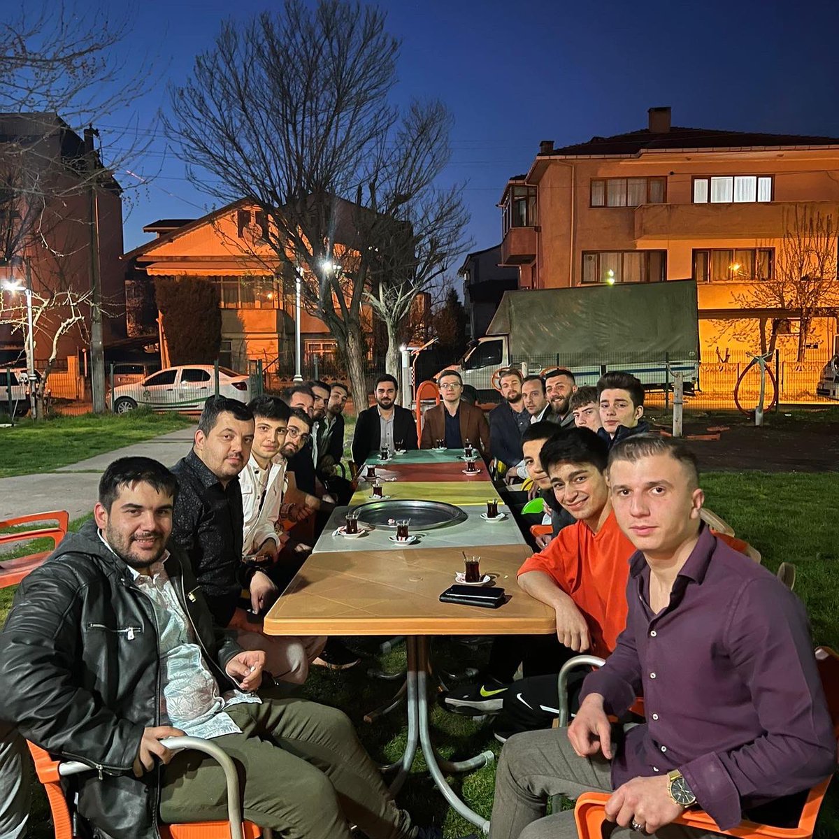 AKGencSakarya's tweet photo. 📌 İftar Programı 🌙

Genel Merkez MKYK Üyemiz Marmara Bölge Koordinatörümüz @Tayfunarsinkol ‘un katılımıyla Mübarek #Ramazan  ayında genç kardeşlerimizle İftar programında bir araya geldik. Sonrasında Çay eşliğinde hasbihal ettik. 

📍Serdivan / Bahçelievler- Arabacı Alanı Mh https://t.co/E80vV1CesN