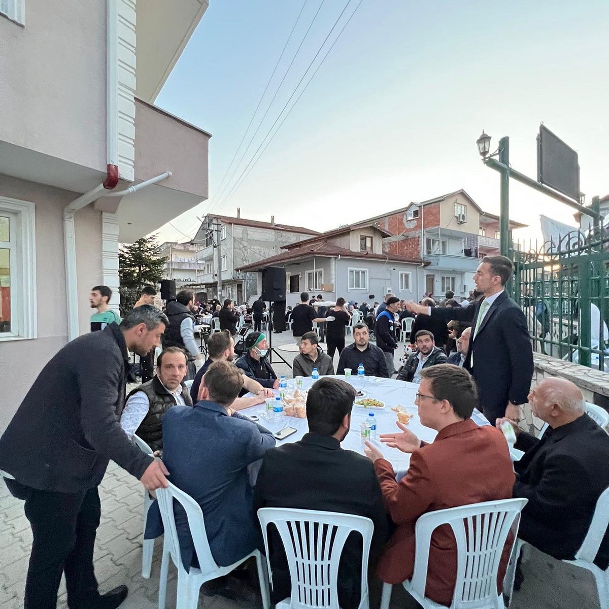 AKGencSakarya's tweet photo. 📌 İftar Programı 🌙

Genel Merkez MKYK Üyemiz Marmara Bölge Koordinatörümüz @Tayfunarsinkol ‘un katılımıyla Mübarek #Ramazan  ayında genç kardeşlerimizle İftar programında bir araya geldik. Sonrasında Çay eşliğinde hasbihal ettik. 

📍Serdivan / Bahçelievler- Arabacı Alanı Mh https://t.co/E80vV1CesN