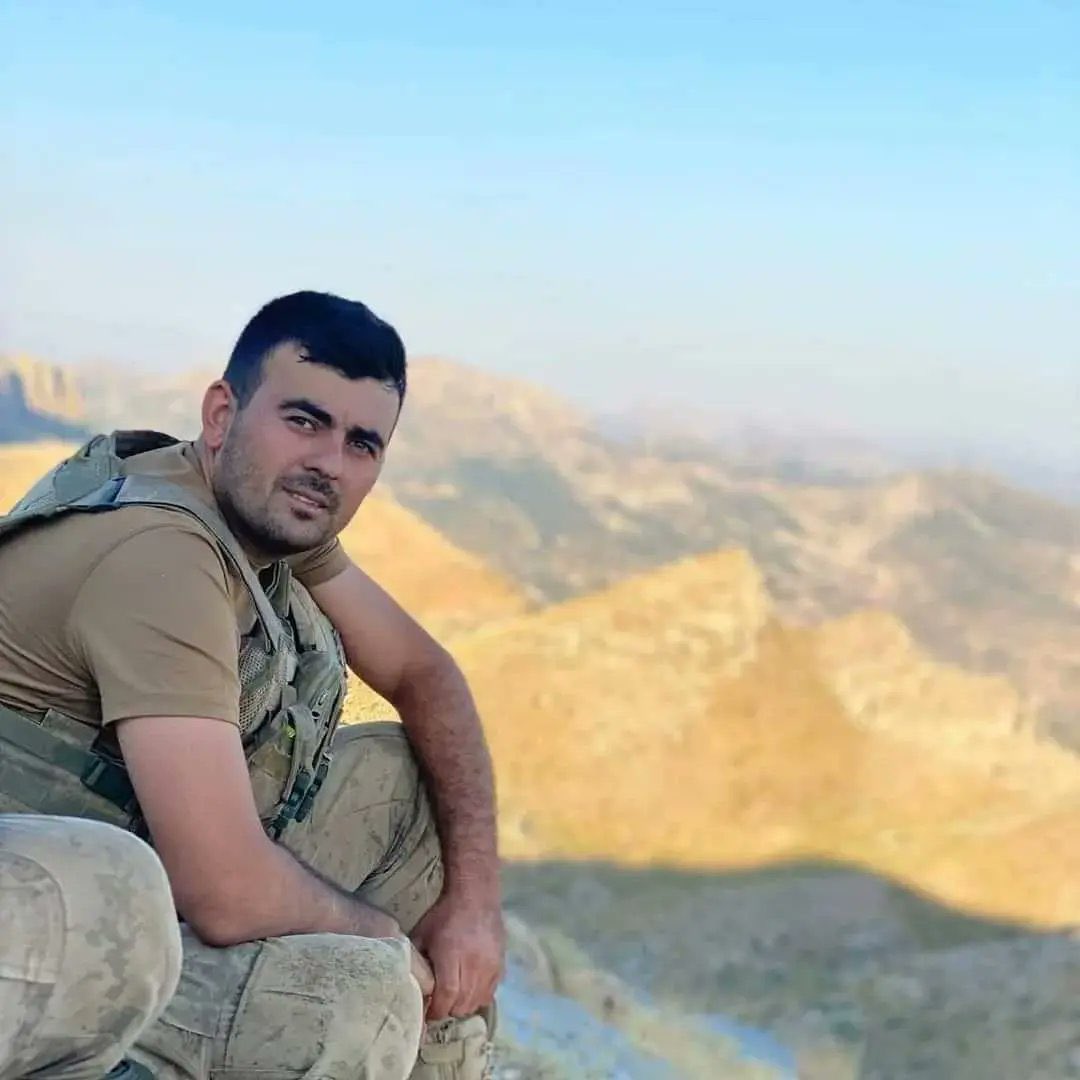 Adana, Kozan’da Jandarma aracıyla bir otomobilin çarpışması sonucund Şehit düşen Askerlerimiz:

🇹🇷J. Asb. Çvş. Burak Şahin
🇹🇷J. Uzm. Çvş. Yusuf Avan

Aziz ruhları şad, mekanları cennet olsun.