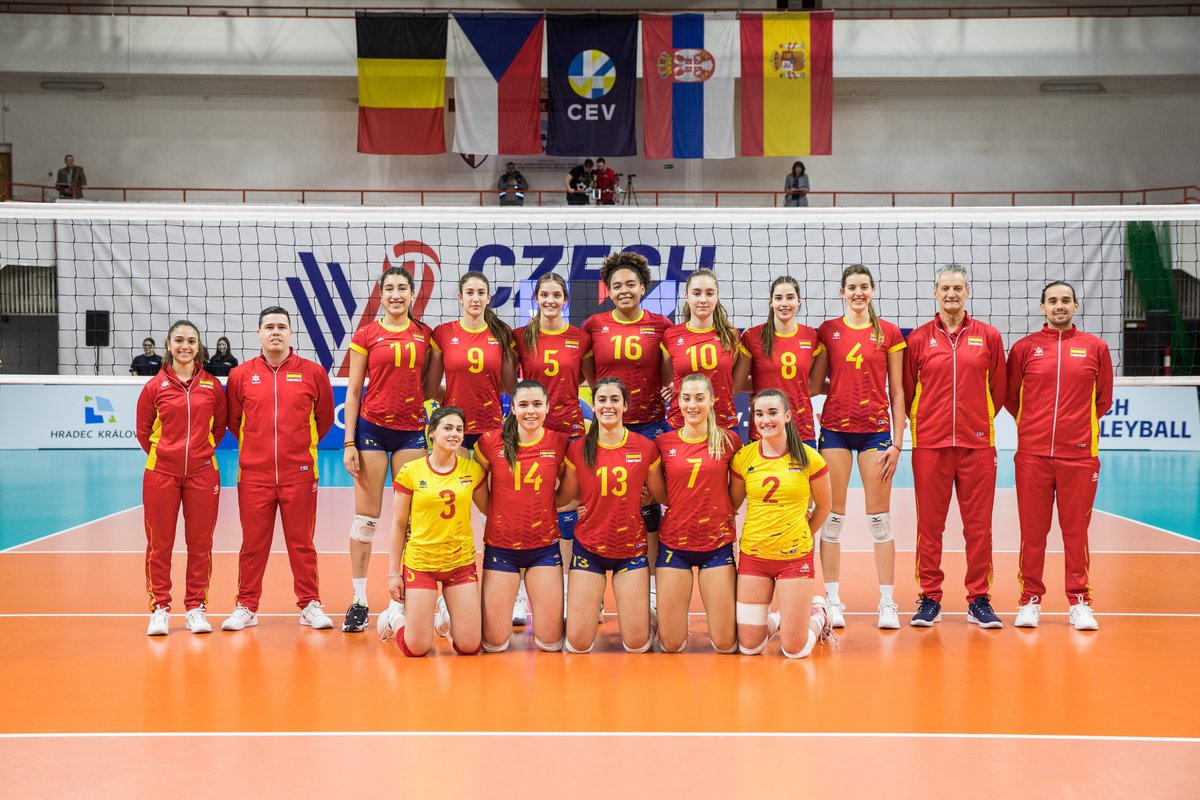 RFEVB's tweet photo. Gran partido de la sub19 femenina 💪🏐 España supera por 3-0 a las anfitrionas de República Checa 🇨🇿 🙌 

🔜Las pupilas de Guillermo Orduna se enfrentan mañana a BÉLGICA 🇧🇪 en busca de la 2ª plaza del grupo H del PREEUROPEO 👏

📈https://t.co/MnElLOi36y

✍️https://t.co/raVzOvqNYg https://t.co/Zf82qju5hb