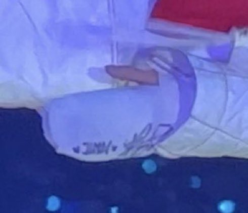 kittiejiminie's tweet photo. How Jimin and Jungkook signed Jinnie’s cast im sobbing 😭🫶🏻 https://t.co/bO4j79MpOA