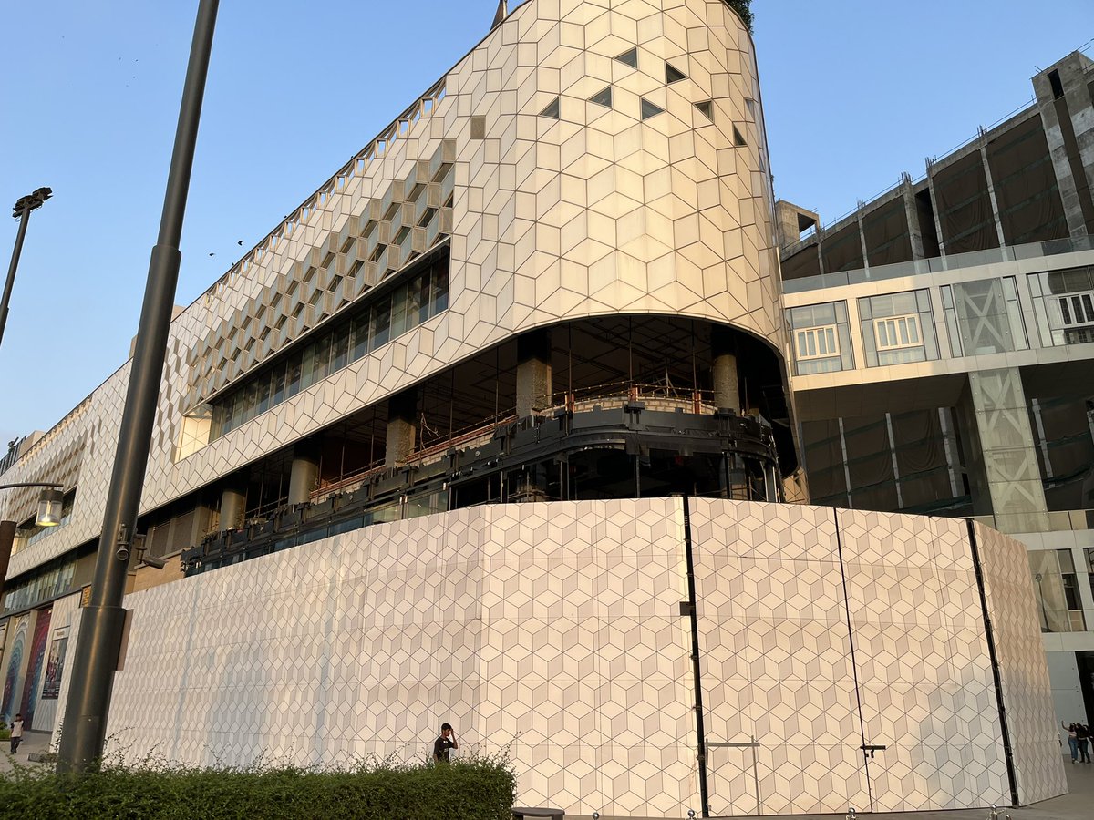 ipurav941's tweet photo. Glimpse of #AppleMumbai one of the first #AppleStore in #India #Mumbai
The signature glass design & door panels are now up & visible.
Per last report tentative opening date is 15-Aug-22 #Apple #iPhone #JioWorld #MakerMaxity #AppleRetail @MichaelSteeber @9to5mac @reneritchie https://t.co/CU3QKniFw0