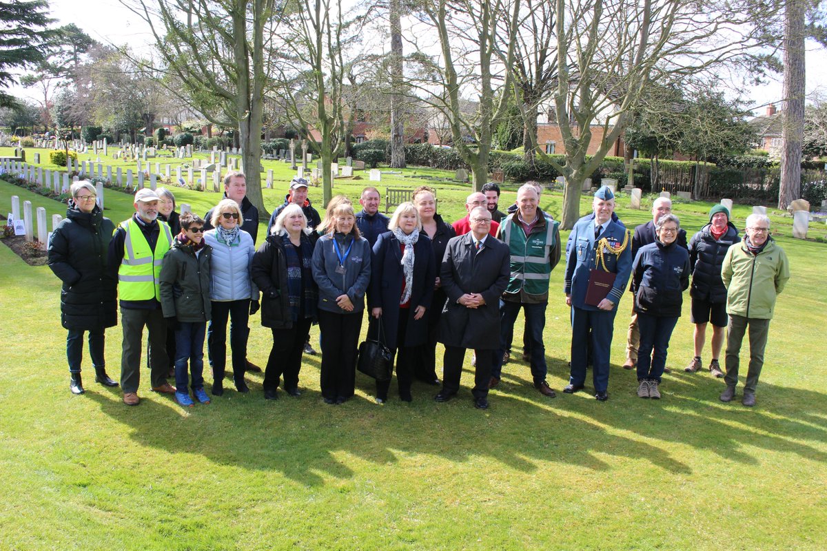 A lovely day for a tour and get together for <a href="/CWGC/">Commonwealth War Graves</a> volunteer speakers and @EOHO volunteers @stratforduponavon cemetery, special thanks to Ewan, Jane &amp; David &amp; our Canadian VIP guests &amp; not forgetting all our other volunteers <a href="/sarahplmoody/">Sarah Moody</a> <a href="/SNathaniel24/">Sarah Nathaniel</a> @janelansdown68