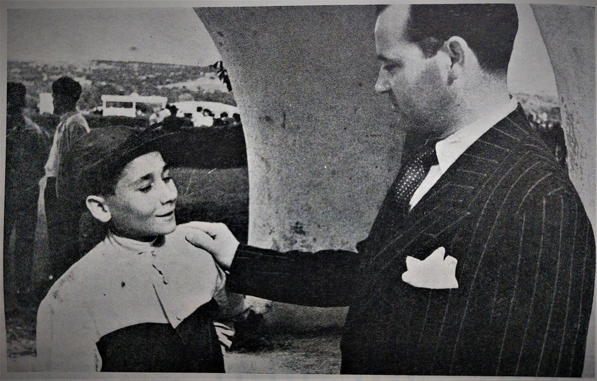 MarcosCarmena's tweet photo. JESUS MENDEZ, uno de los entrenadores mas laureados de la historia del turf español, aconsejando a un joven aprendiz, Antonio Balcones, en el @HipodromoMadrid. (Revista Alazán, 1956). https://t.co/pQbB1Bzakl