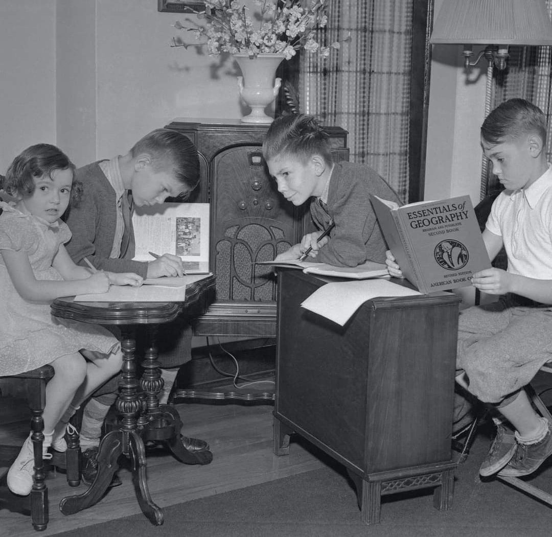 Niños recibiendo sus clases a través de una emisora de radio durante el brote de polio en los años 40.