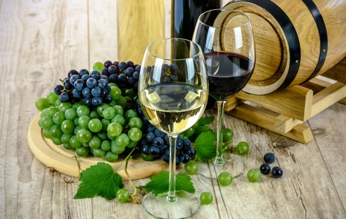 CofGCollege's tweet photo. Last chance to sign up for our Wine and Spirit Education Trust level 2 course.

Starting on 19th April it's the perfect course for beginners wanting to learn more about wine.

Employers can use #FWDF funding.  

Book your place via the part-time course link in our bio. https://t.co/oBzhudmJU4