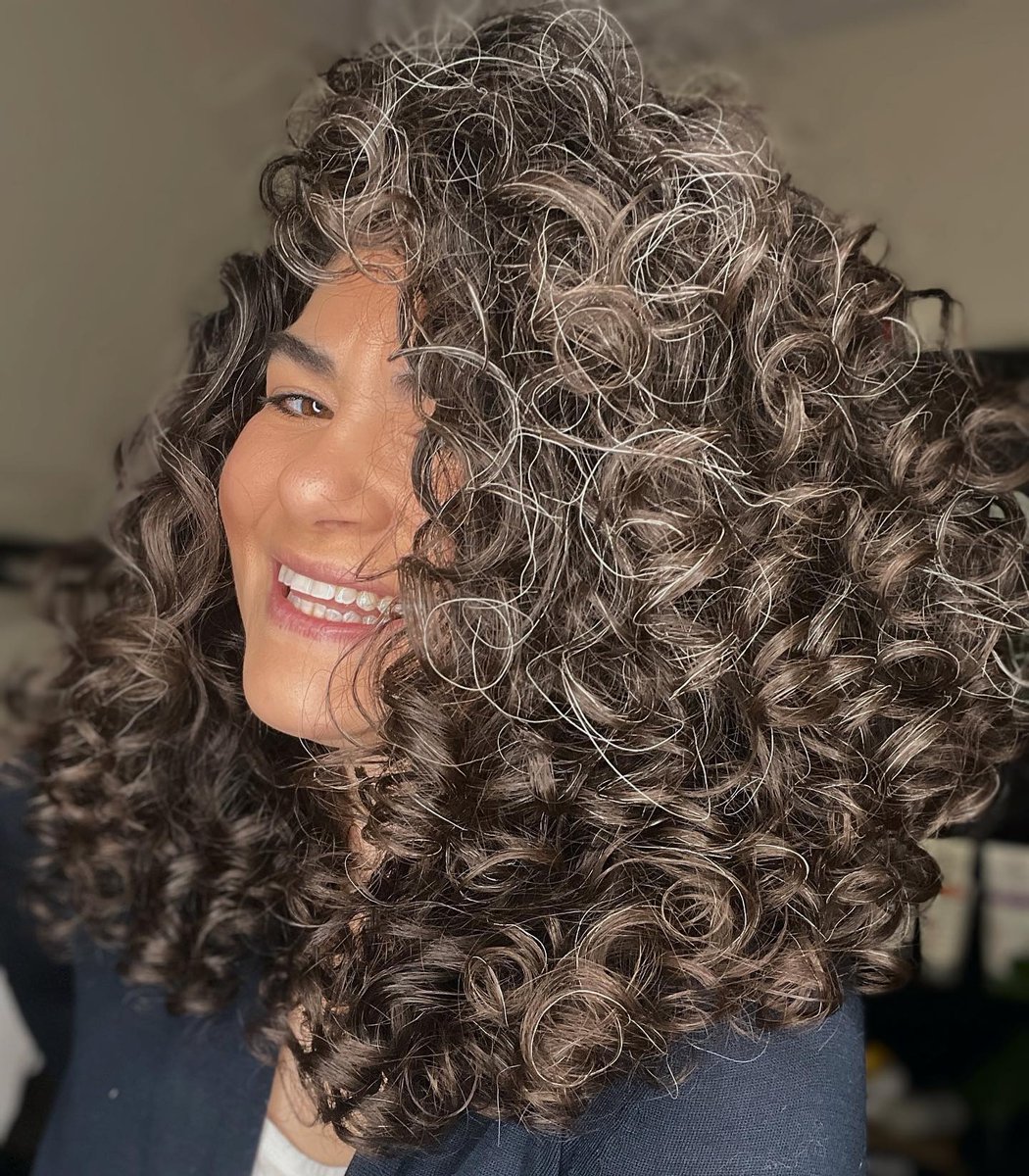 Can you guess which one of our stylers was apart of her styling routine?
.⁣
Instagram: bigcurls_gabby 
#bouncecurl #hairproducts