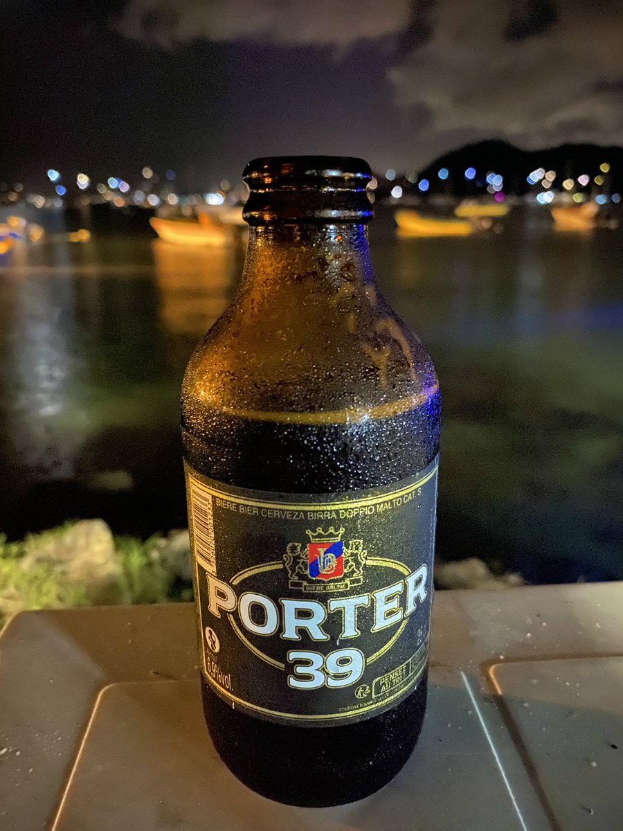 stepanbrady's tweet photo. #Martinik - ostrov pivu ne úplně zaslíbený. Většina piv je vyrobena pod hlavičkou #Heineken, ale dá se najít i něco málo minipivovarů. Bohužel jejich produkce není nijak valná a tak ve 30° vedru vlastně přijde nejvíc k chuti můj tamější favorit, lehký ležák Lorraine Blonde. https://t.co/oDpOzlG5nm