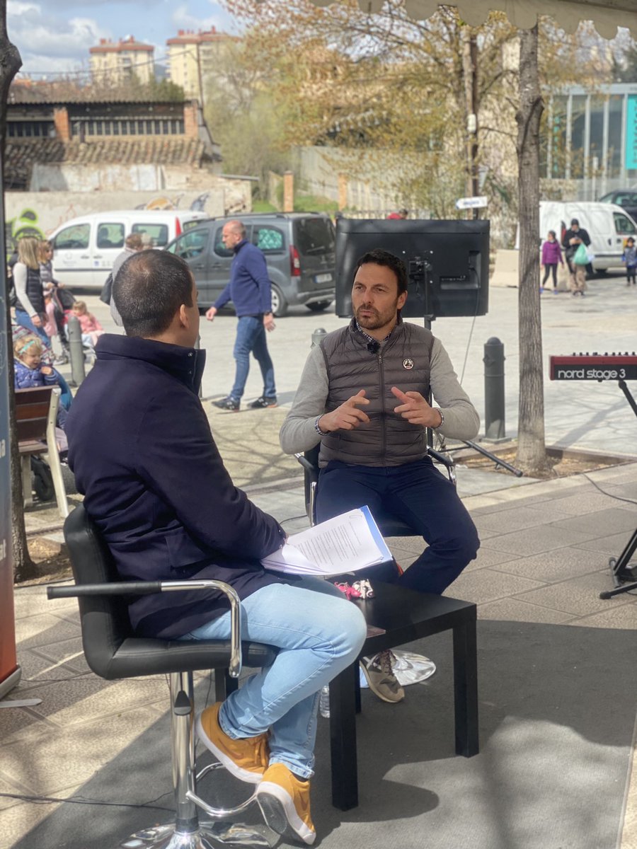 coplanadevic's tweet image. Avui han entrevistat amb en @danibassas , director general de la Cooperativa Plana de Vic, al programa especial del @mercatdelram del @TaronjaTV . S’ha parlat de la llet a un preu just, del formatge territori i de la Cooperativa.

#preujustperlallet #llet #ramaders #osona