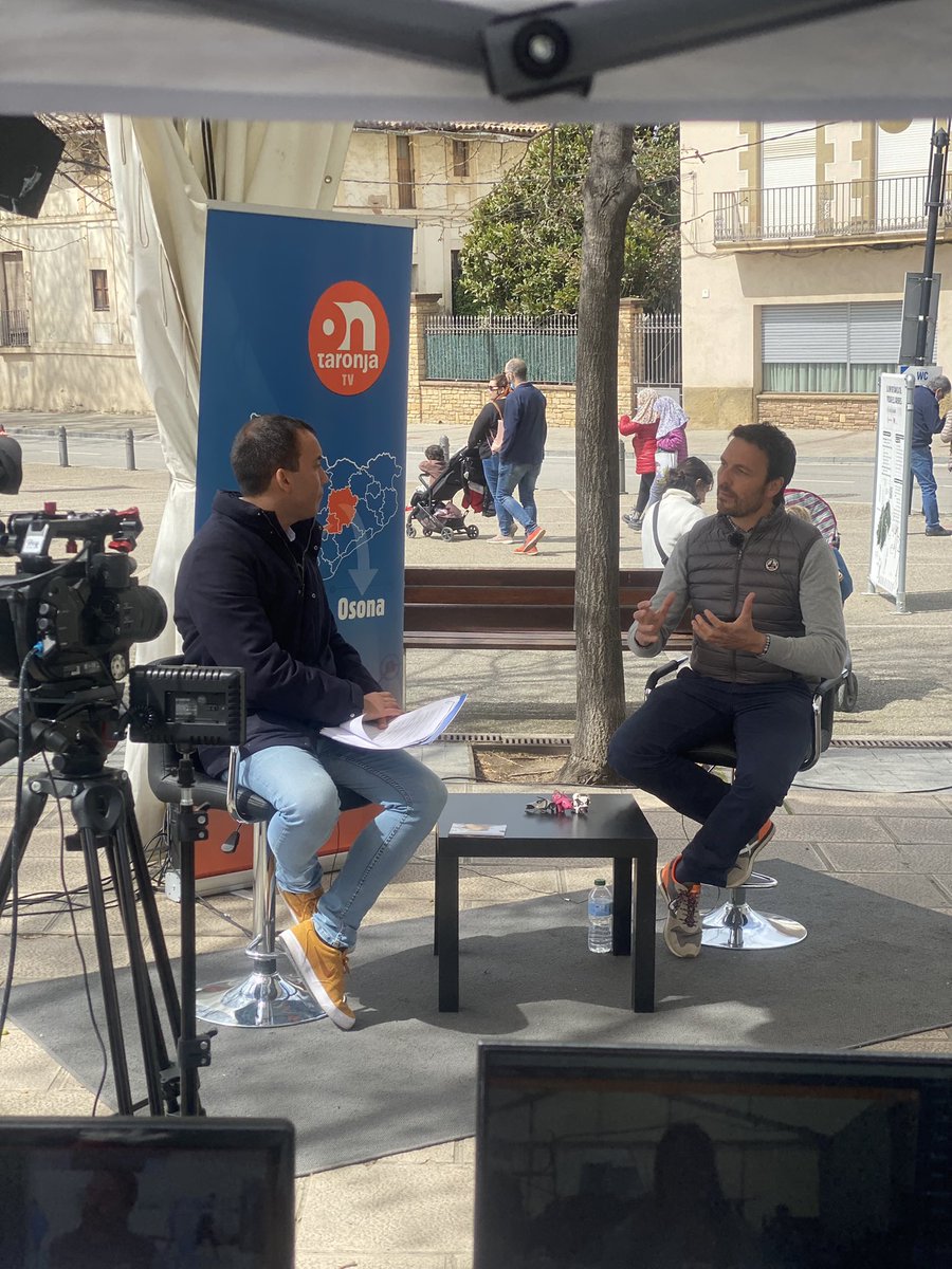 coplanadevic's tweet image. Avui han entrevistat amb en @danibassas , director general de la Cooperativa Plana de Vic, al programa especial del @mercatdelram del @TaronjaTV . S’ha parlat de la llet a un preu just, del formatge territori i de la Cooperativa.

#preujustperlallet #llet #ramaders #osona