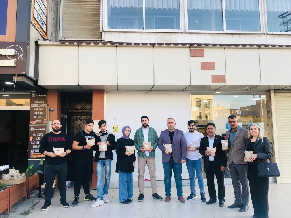KarabaglarAKG's tweet photo. #İftara5kala gönül gönüleyiz.

İlçe Başkanımız @irfandogruca'nın
katılımı ile Ramazan ayı boyunca gerçekleştireceğimiz #İftara5Kala programını bugün de coşku içerisinde gerçekleştirmenin mutluluğunu yaşadık.😊 https://t.co/B5VM9lg4I3