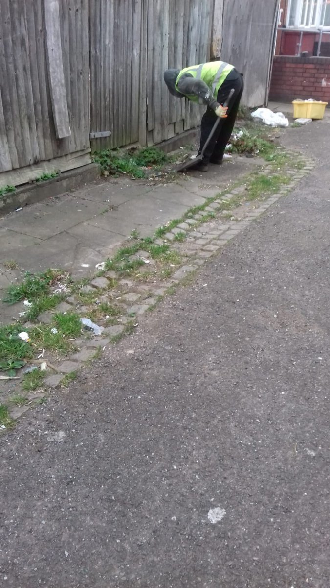 youngtrepreneu1's tweet photo. When it comes 2 the residents of #RuncornRdB12 they deserve all the support they can get. They've accepted the poor living standards on their street for yrs &amp;'ve gave up reporting issues. Residents here need 2 know that they're not 4gotten &amp; shld be encouraged 2 #BuildBackBetter https://t.co/MTwbUsKspG