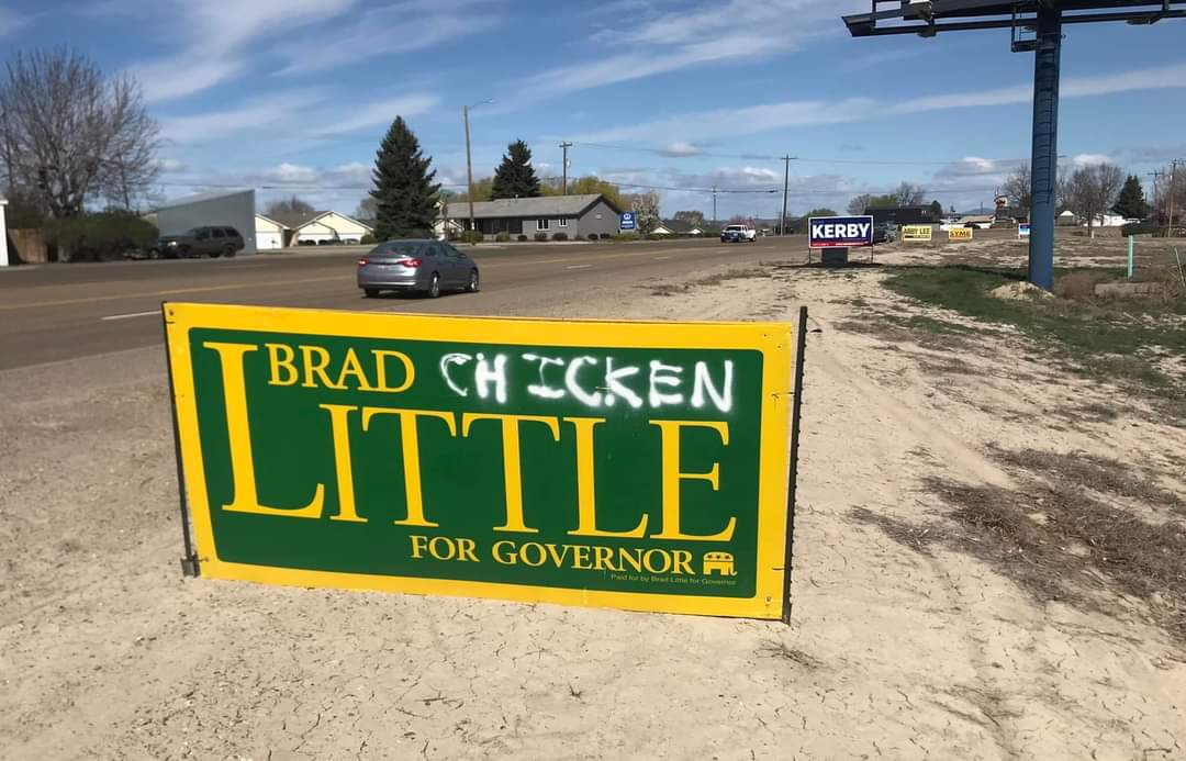 LittleOtterID's tweet photo. Spotted in Fruitland on 95 this morning. Who did this!?!?! 
#idpol https://t.co/N2qxq48v6T