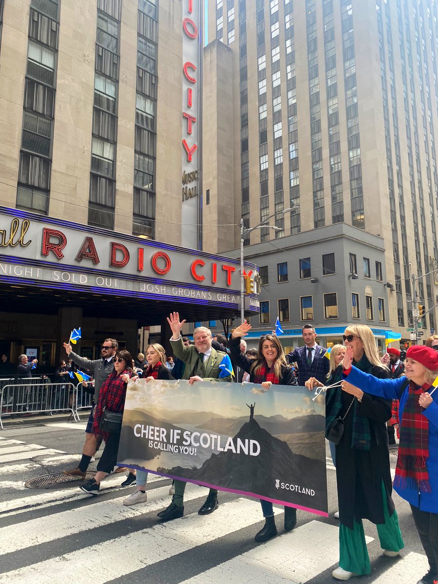 ScotGovUSA's tweet photo. And we’re off! @AngusRobertson taking part in this year’s NYC #TartanWeek Parade down 6th Avenue 🇺🇸🏴󠁧󠁢󠁳󠁣󠁴󠁿 https://t.co/OHEAuqIBm4