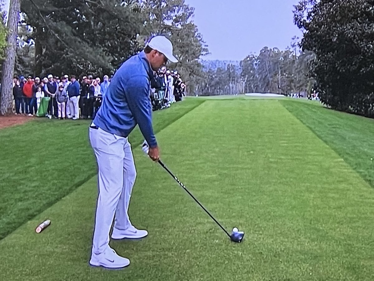 LIVgolf_'s tweet photo. Scottie Scheffler going with the white pants and blue pullover top.

The form he’s in, I don’t think it matters what he is wearing. #themasters https://t.co/XOiBtOyX9b