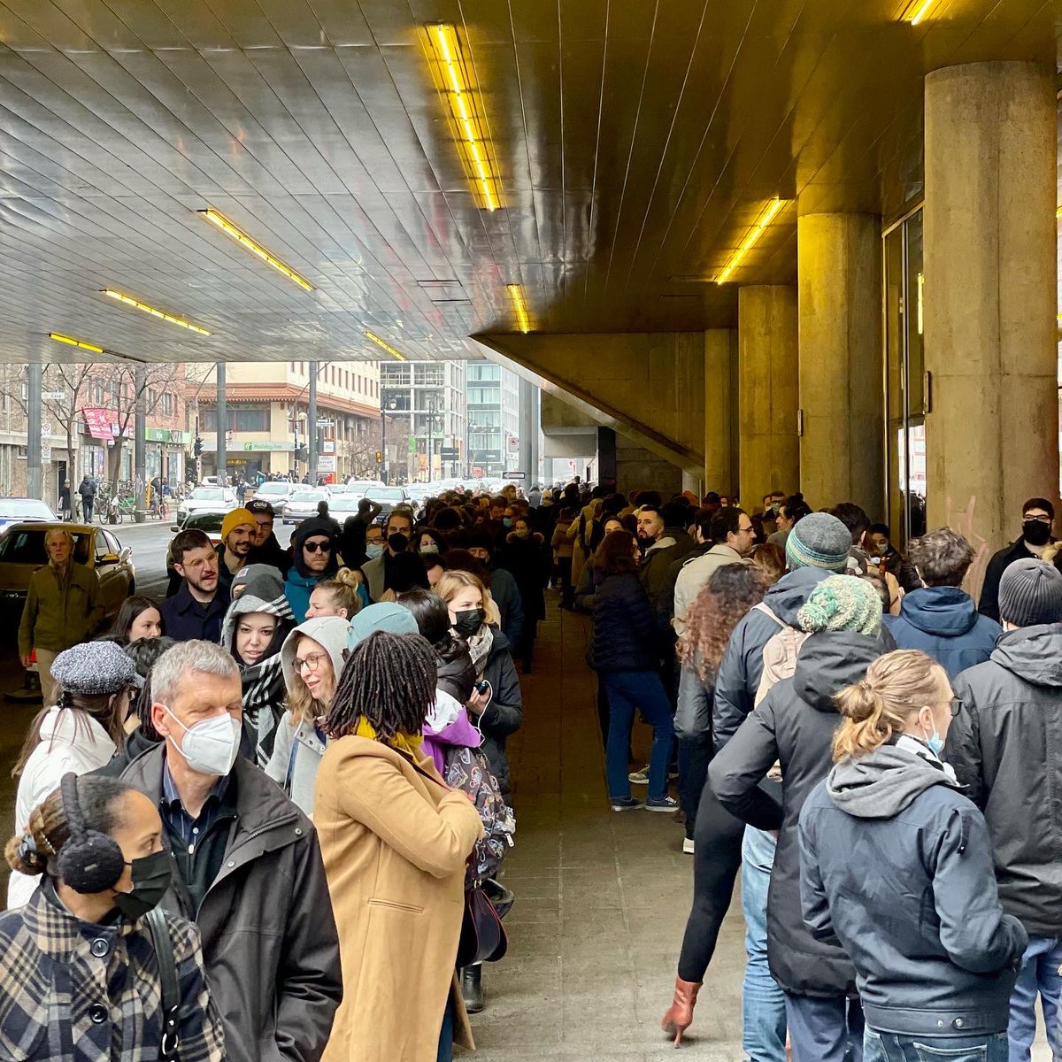 svial's tweet photo. Nous, les Français de Montréal, allant voter, dans une file d’attente de 2h30, autour du @Palais_Montreal cc @lemondelive https://t.co/azX8ktJOnG