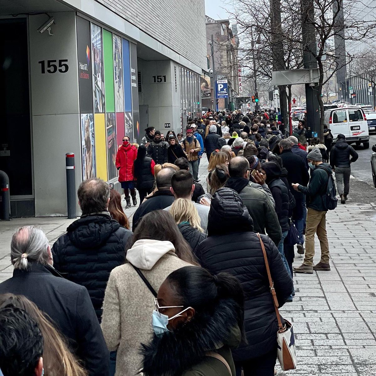 svial's tweet photo. Nous, les Français de Montréal, allant voter, dans une file d’attente de 2h30, autour du @Palais_Montreal cc @lemondelive https://t.co/azX8ktJOnG