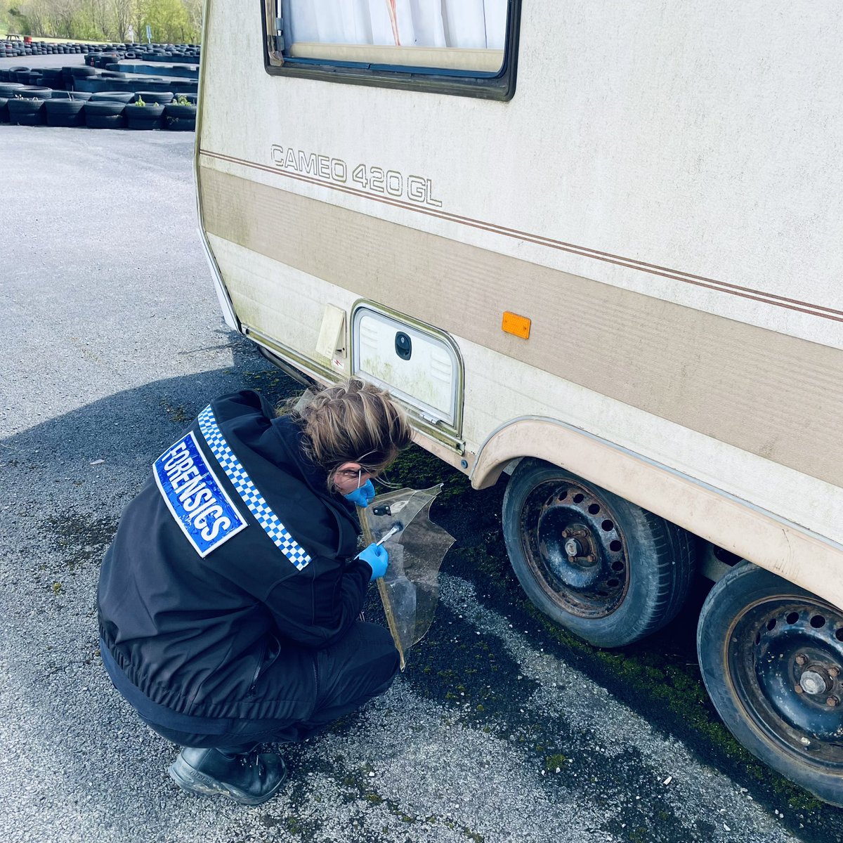 Loisjones_7's tweet photo. This week I have been doing a bit of training with CSI Sara who is one of our newest team members. We examined some caravans that had been broken into and recovered lots of exhibits including blood 😃
#win #CSITraining #TheRealCSI https://t.co/NDB7ycou8w