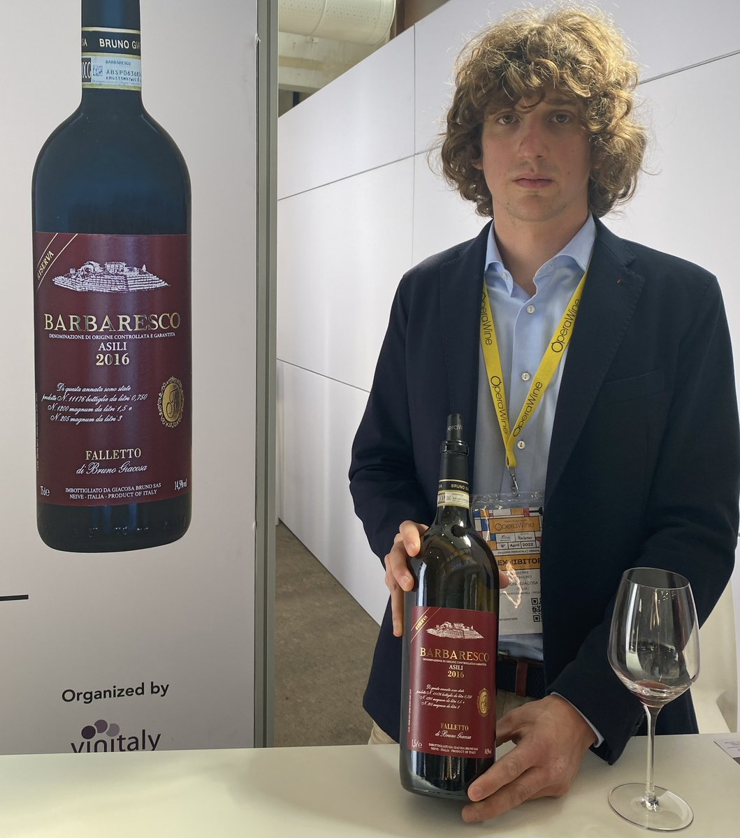 WineNewsIt's tweet photo. Da #OperaWine, l’Italia del #vino in posa per WineNews da Nord a Sud con i produttori @Jbastianich, dallo #starsystem all’azienda di famiglia in #Friuli, e #AlbertoTasca @TascaWine, simbolo del #vinosiciliano, passando per le #Langhe con #GiuseppeTartaglino #enologo #BrunoGiacosa https://t.co/dpjn1anZSB