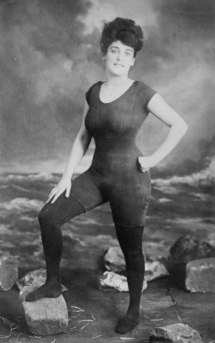 CaudilloNuclear's tweet photo. Annete Kellerman promoting women’s right to wear a one piece bathing suit, 1907 https://t.co/T9ov6t8IJG