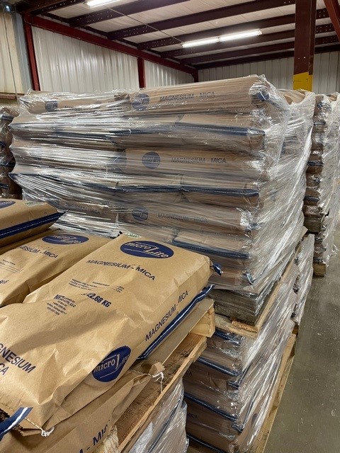 MicroLiteLLC's tweet photo. No Bin -- No Problem!
We offer 50 lb and 1-ton tote bags in any gradation.
We ship anything from one pallet to multiple truckloads -- we WILL accommodate your operation!
Get in touch today for a quote: https://t.co/Mn0PpM81Ab
#MagnesiumMica #NotTrailers https://t.co/RU4RBSvece