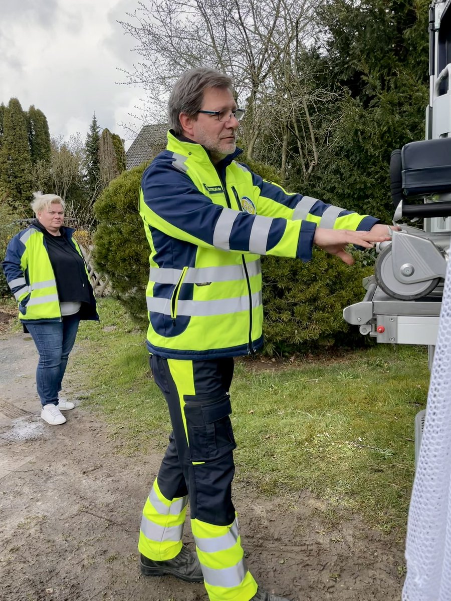 TIER_NOTRUF's tweet photo. Training im Sonnenschein (wirklich, haben wir hart abgepasst! 🥳) an 2 unserer Tier-Rettungswagen
Im Notfall ruft uns an! ☎️ 
Wir sind für euch und eure Haustiere da!🚨Tel. (0800) 111 15 15
#teampfotenretter #tierrettung https://t.co/1cvtI9hDrV