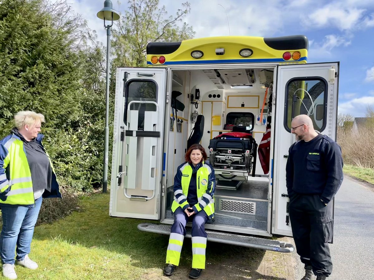 TIER_NOTRUF's tweet photo. Training im Sonnenschein (wirklich, haben wir hart abgepasst! 🥳) an 2 unserer Tier-Rettungswagen
Im Notfall ruft uns an! ☎️ 
Wir sind für euch und eure Haustiere da!🚨Tel. (0800) 111 15 15
#teampfotenretter #tierrettung https://t.co/1cvtI9hDrV