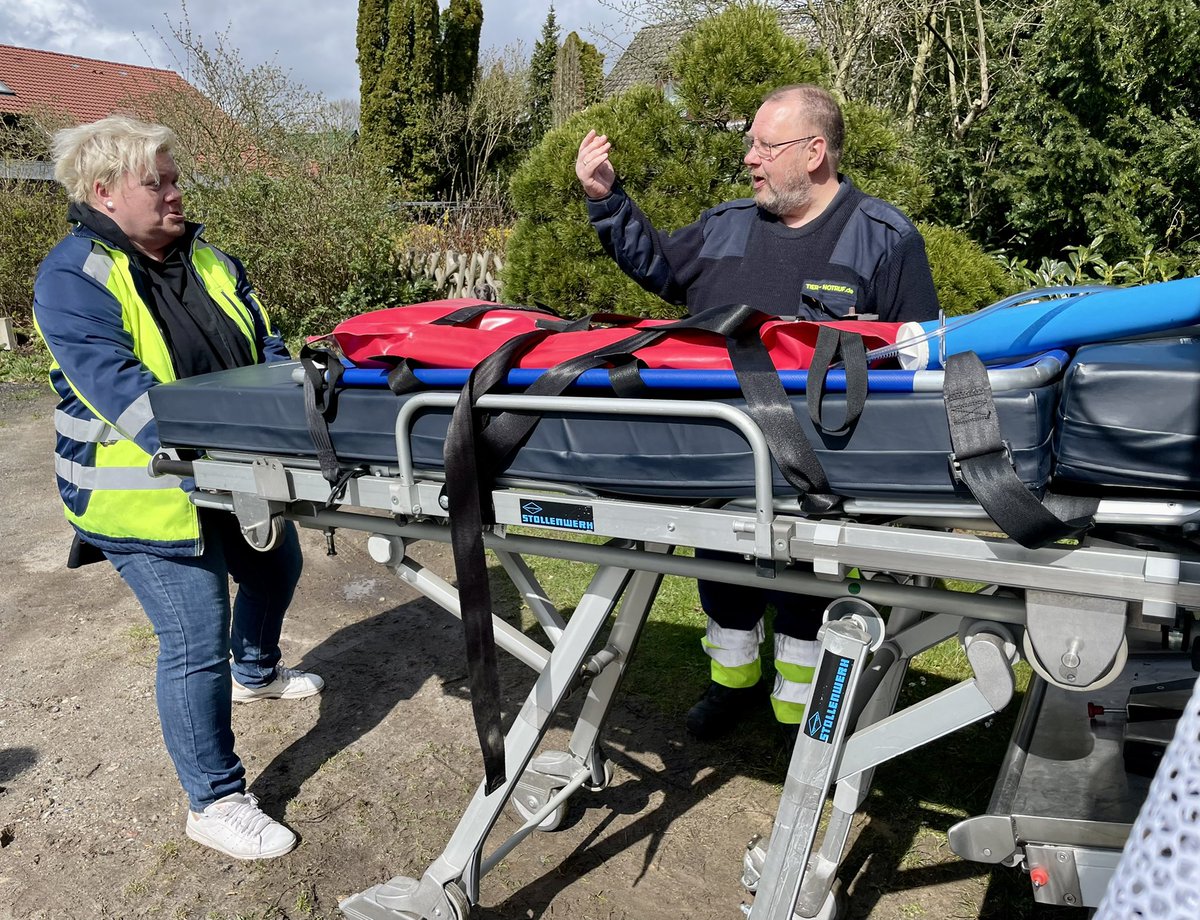 TIER_NOTRUF's tweet photo. Training im Sonnenschein (wirklich, haben wir hart abgepasst! 🥳) an 2 unserer Tier-Rettungswagen
Im Notfall ruft uns an! ☎️ 
Wir sind für euch und eure Haustiere da!🚨Tel. (0800) 111 15 15
#teampfotenretter #tierrettung https://t.co/1cvtI9hDrV