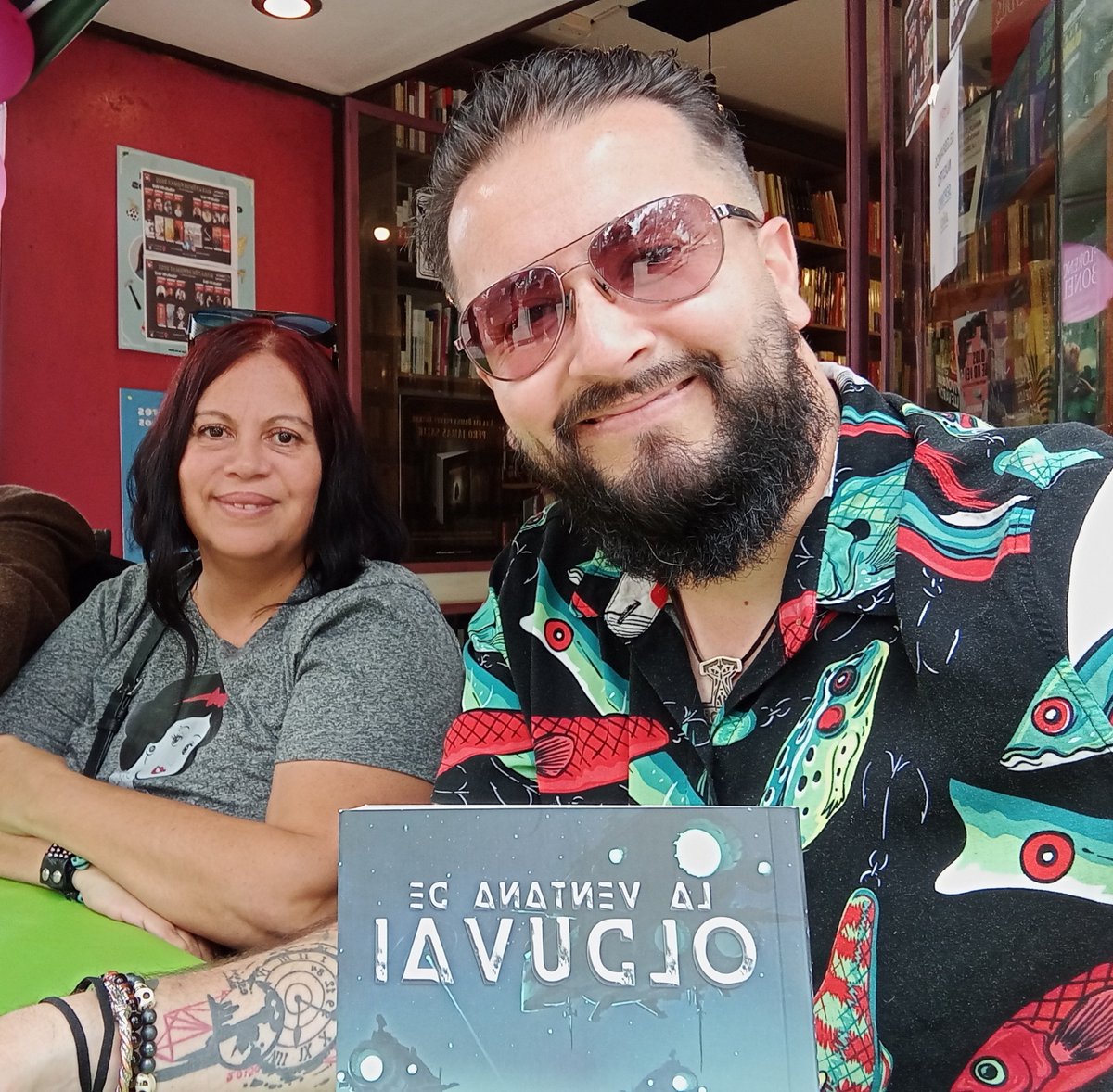 ha_riquelme's tweet photo. Está pasando: #maratondefirmas en la @QueLeoForestal
La única librería dónde encuentran #LaVentanaDeOlduvai
Acá, para mejorar la foto, la seca #LauraLandaeta
#libroschilenos #leer https://t.co/sekE85Zeig