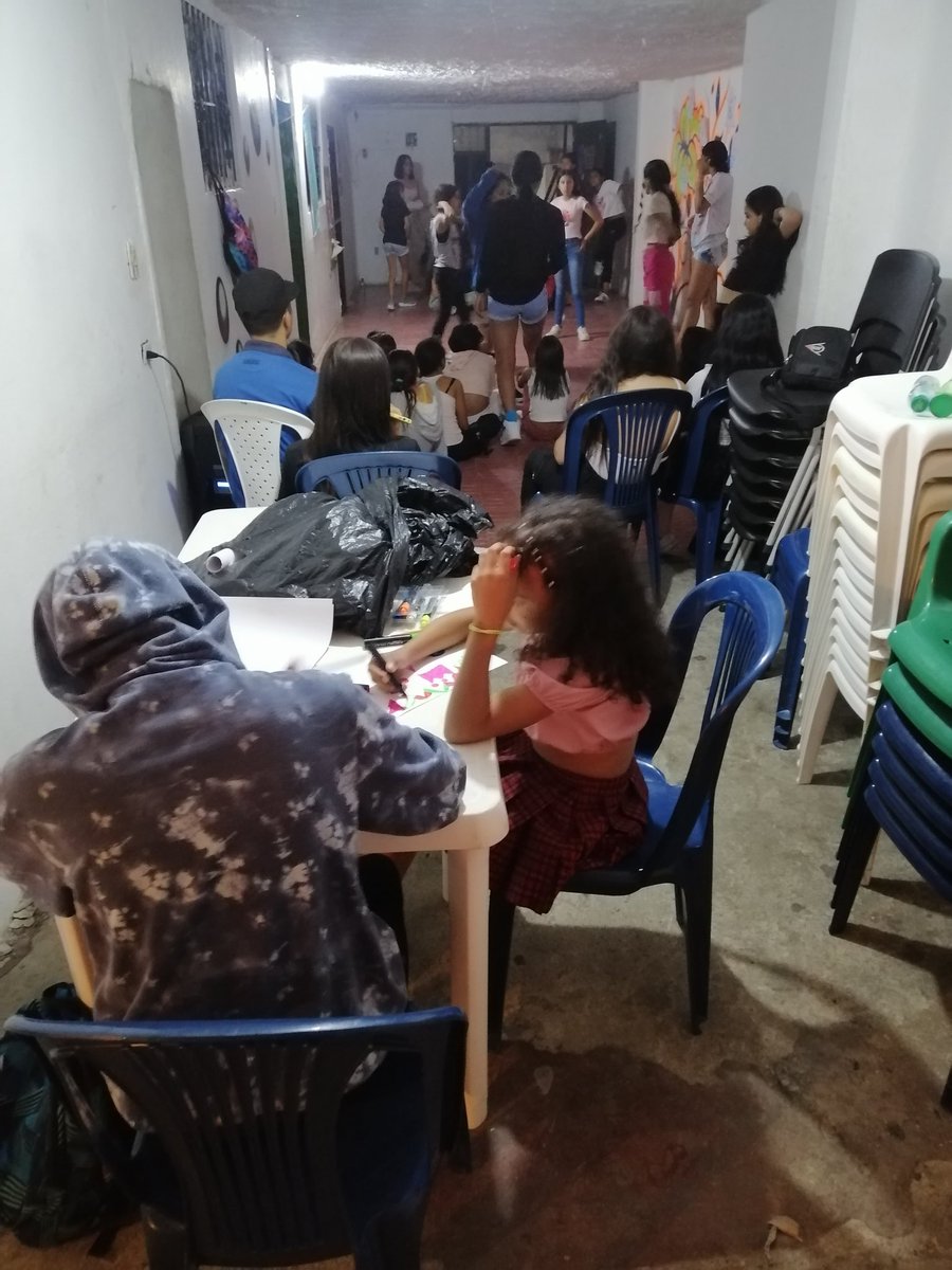 Familia escuela de hip hop AK47 comuna 8 aportando al proyecto de vida de niños, niñas y jóvenes.