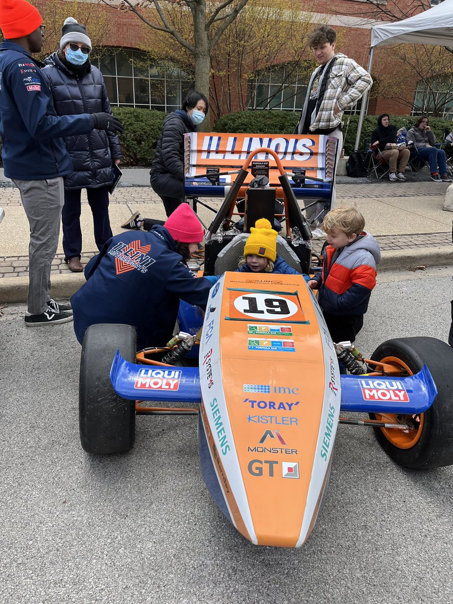 chambanamoms's tweet photo. 🤞🏼How lucky are we to have @IllinoisEOH here in #chambana?
💐Thank you to all the @uofigrainger students for sharing your talents and passions with learners of all ages!
🤩You definitely crushed it.
#illini #powerofI https://t.co/FPuR3RfU69