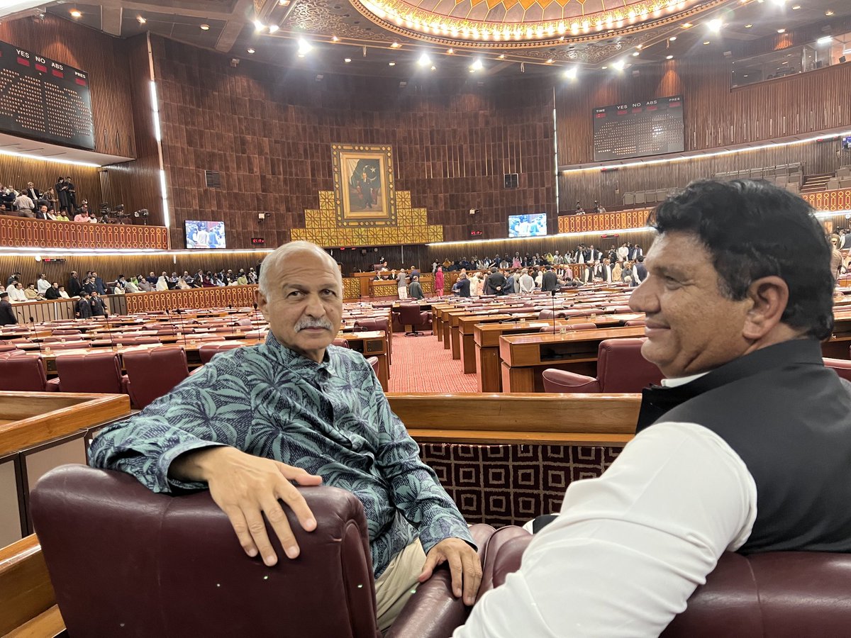 Mushahid's tweet image. Witnessing history in the making in Parliament of Pakistan, as a peaceful, democratic &amp;amp; constitutional change of government through a vote of no confidence takes place! Triumph of Rule of Law/Constitution; important to turn a new leaf with badly-needed healing touch, InshaAllah