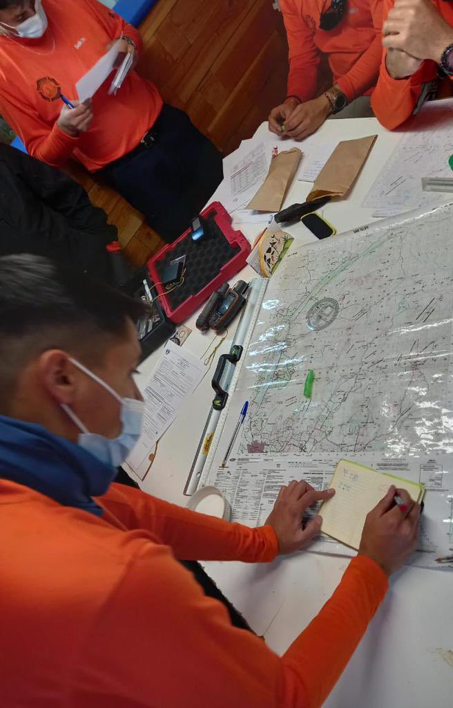 SNOBomberos's tweet photo. #rescateagreste Continúa la auditoría documental y certificación de antecedentes presentados en carpeta de acreditación, al equipo de rescate agreste @despachoCBSE se válida el manifiesto de inventario y el equipo empieza a trabajar con base en coordenadas entregadas por SNO 🔜 https://t.co/Pm154WSALI