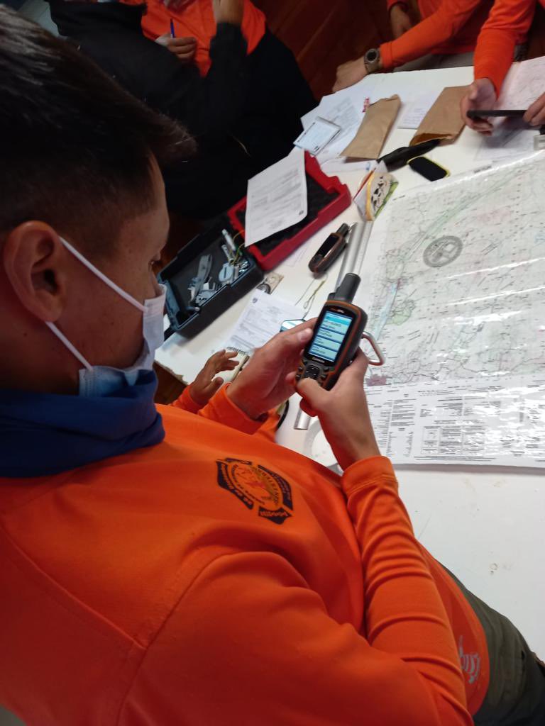 SNOBomberos's tweet photo. #rescateagreste Continúa la auditoría documental y certificación de antecedentes presentados en carpeta de acreditación, al equipo de rescate agreste @despachoCBSE se válida el manifiesto de inventario y el equipo empieza a trabajar con base en coordenadas entregadas por SNO 🔜 https://t.co/Pm154WSALI