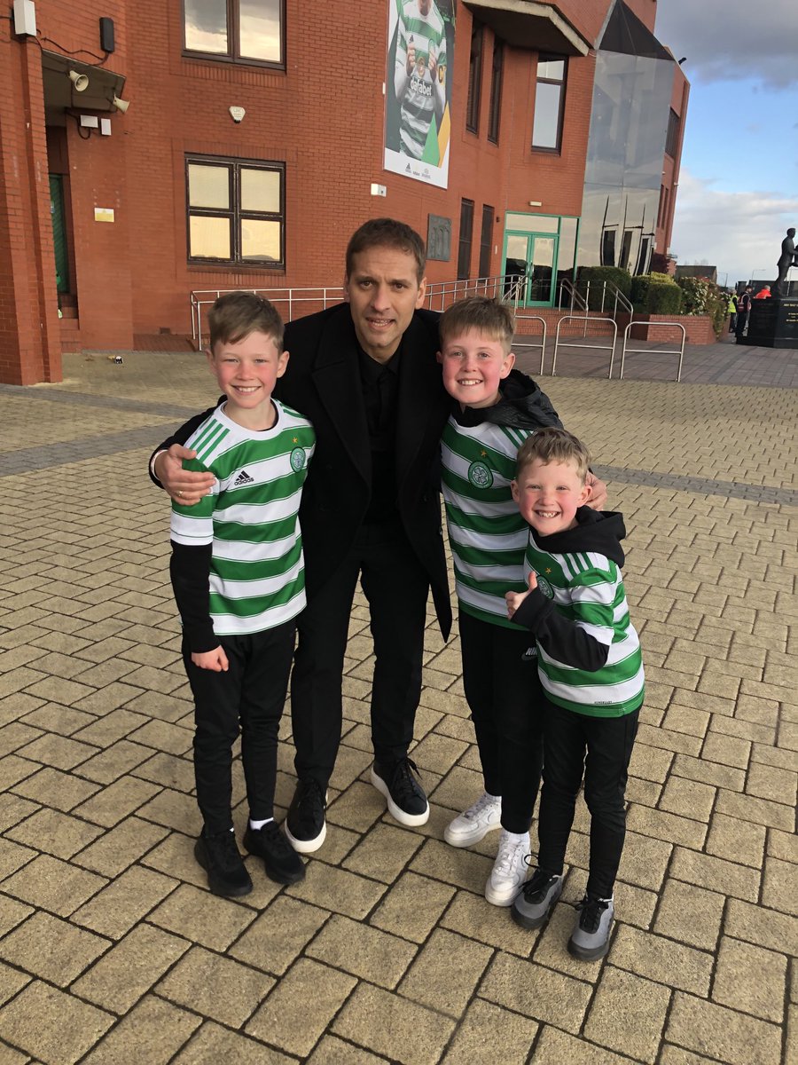 SeanOD7's tweet photo. What a day, capped off by this photo of the bhoys with an absolute legend tht is ⁦@StanPetrov19⁩  thanks Stan. #truegreat #truegent https://t.co/vM2tt2ziVo