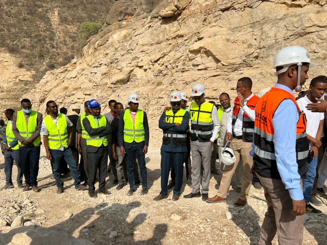 Muktarmalin's tweet photo. Very delighted to witness the construction start of the 66-meter Qubbi Bridge project, that will be constructed  by the Somali region roads construction enterprise, for 113 million birr, in one year. These will solve a chronic blockade faced by qubbi community  @Husseinkasim https://t.co/svpsqrgTf3