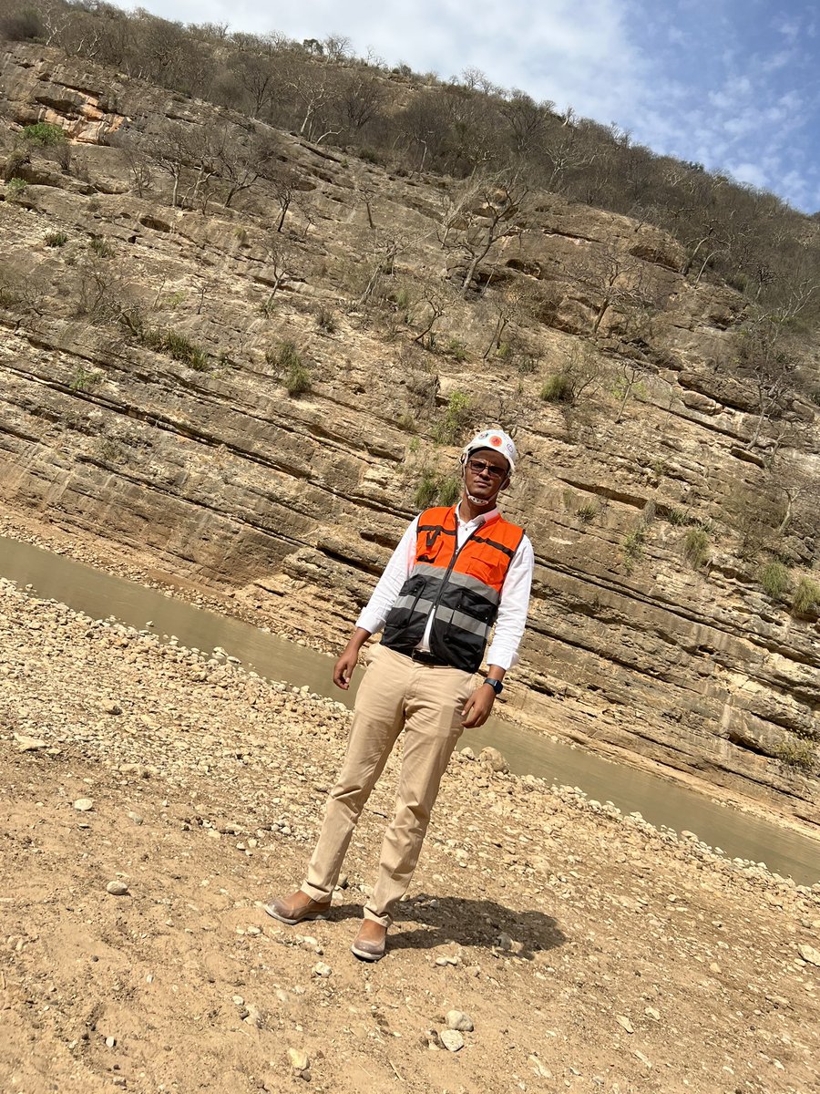 Muktarmalin's tweet photo. Very delighted to witness the construction start of the 66-meter Qubbi Bridge project, that will be constructed  by the Somali region roads construction enterprise, for 113 million birr, in one year. These will solve a chronic blockade faced by qubbi community  @Husseinkasim https://t.co/svpsqrgTf3