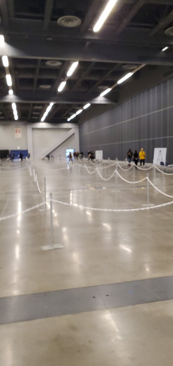 malalunaPg's tweet photo. @FranceaMontreal Tout ça pour atterrir dans une salle vide alors que tout le monde attends dehors. Bravo les champion!! https://t.co/GSNo8KlaXH