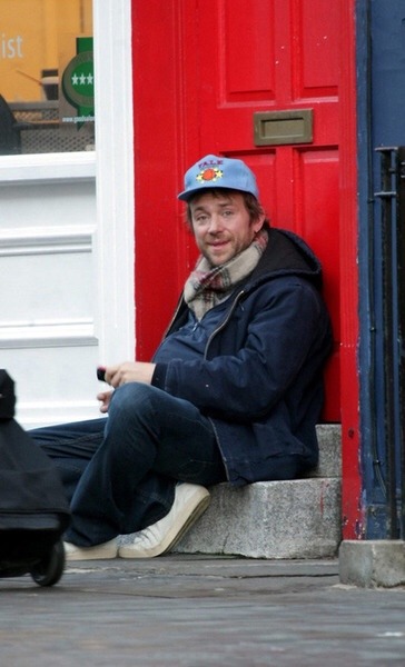 ves hijo? tenes q estudiar para no terminar como ese tipo de allá 
-pero señora soy el cantante de gorillaz