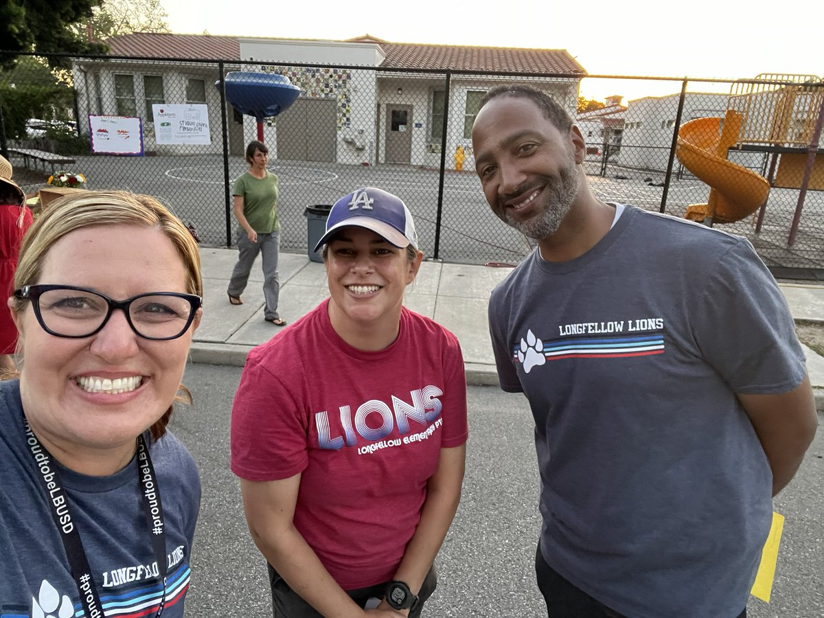 ASRayburn's tweet photo. Movie Night, and a sing along! Thanks #LongfellowPTA #funfamilynight #proudtobeLBUSD https://t.co/psigoOQPd1