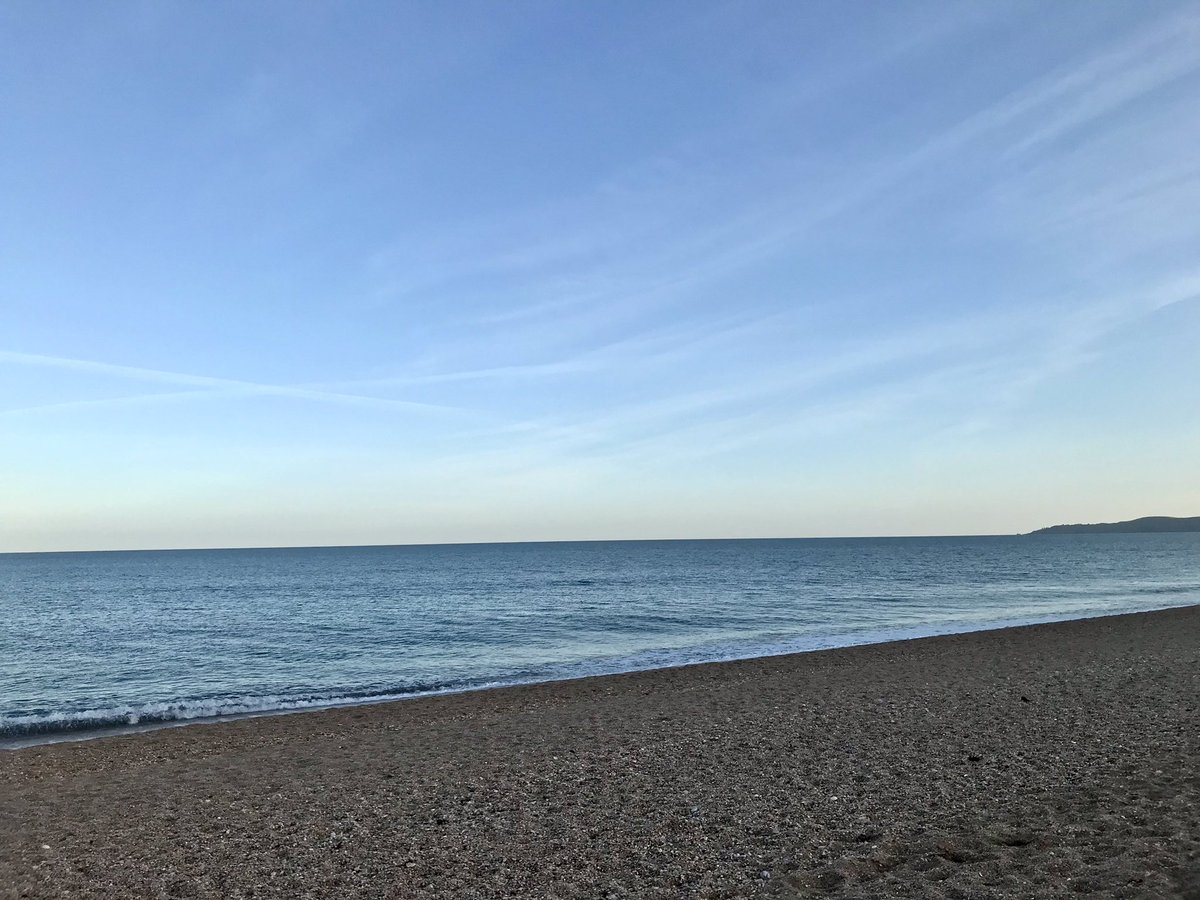 michellerybob's tweet photo. Happy National Unicorn Day🦄
Good Night Start Bay 🌙
#devon #sea #NationalUnicornDay #seasideliving #letsplaydevon #letsplay https://t.co/l3BnApRtjG