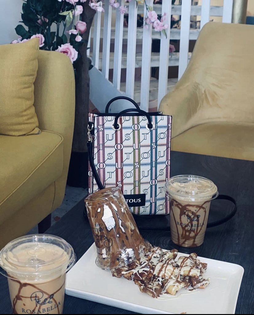 Rawani994_'s tweet photo. @Inf_RosaBella 
روزابيلا كافيه | ROSABELLA CAFE
أسميه كوفي الروقان والجمآل وكأنه صُنعَ لِتأمل😍🌸
•
•
طلباتي اللذيذة كانت عبارة عن المشروب الخاص بهم "روزا بيلآ شيكن سقنتشر" لزوم تجربونة مع الميني كرواسون 🥐
ولكم حُرية إختيار النكهه 😋
سواءً بستاشيو أو كراميل 🥞 أو نوتيلا 🍫 https://t.co/nxNx9hRxiH