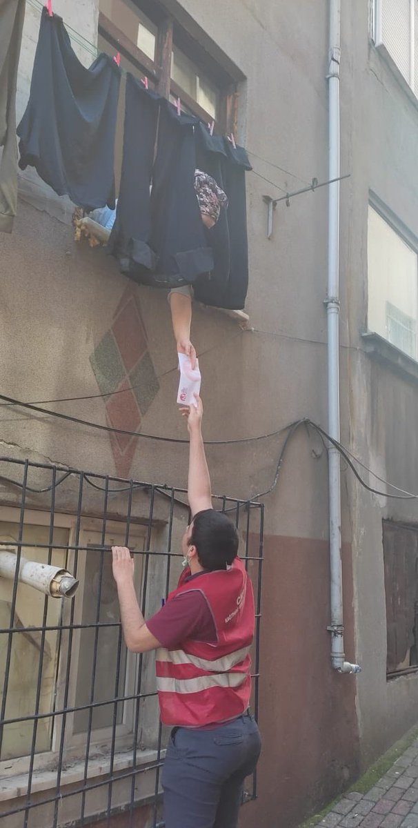 Kıymetli annenin ellerinden öperim Zeynep😊 Senin gibi ilk defa oy kullanacak tüm arkadaşlarımızı evlerinde ziyaret edeceğiz❤️❤️ 
#GüçSendeSeninElinde