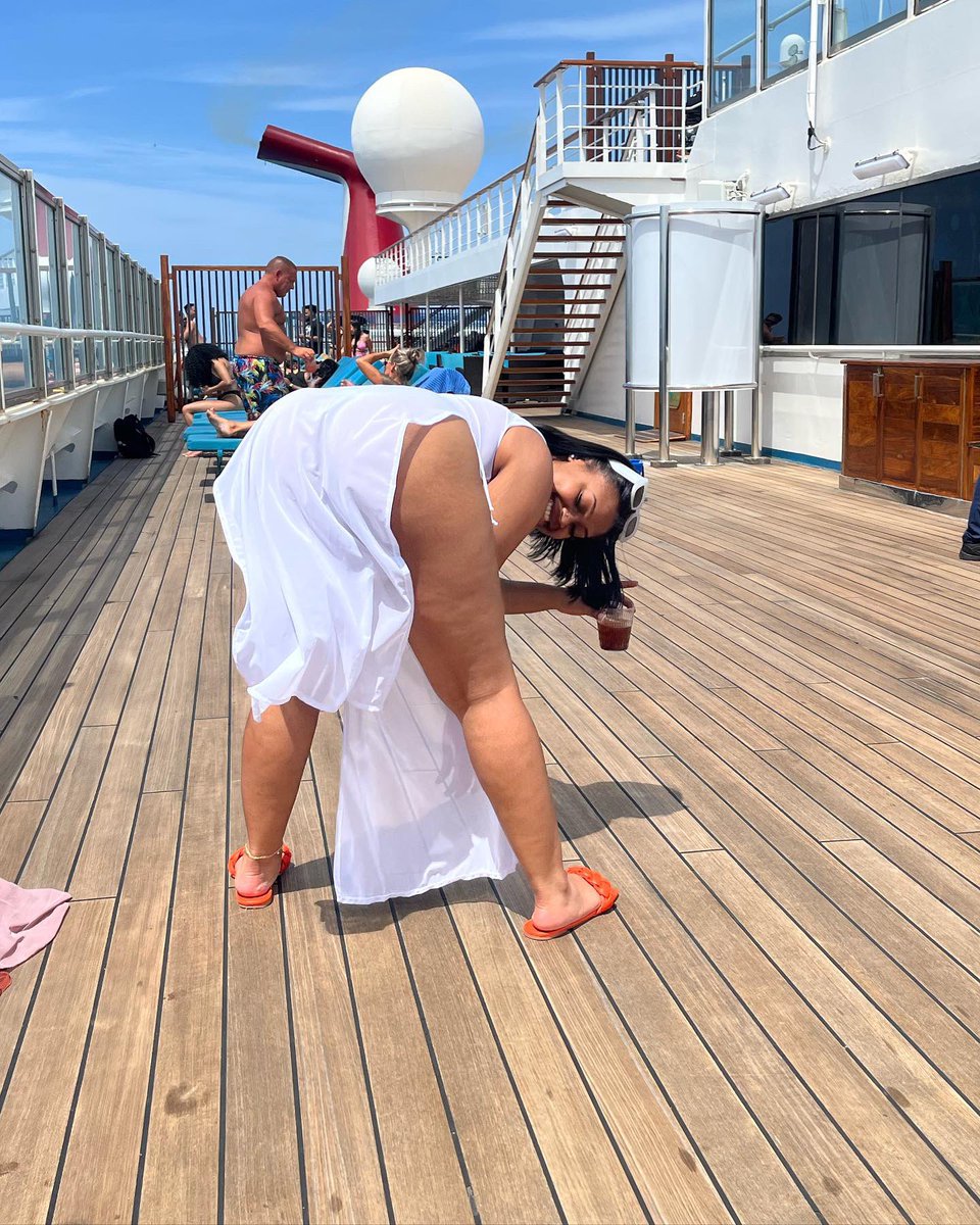 Suuggaa's tweet photo. What Island we hitting next bae? https://t.co/NpZIUWAOHF