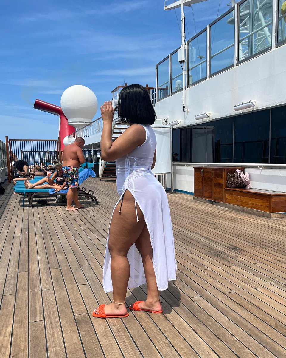Suuggaa's tweet photo. What Island we hitting next bae? https://t.co/NpZIUWAOHF