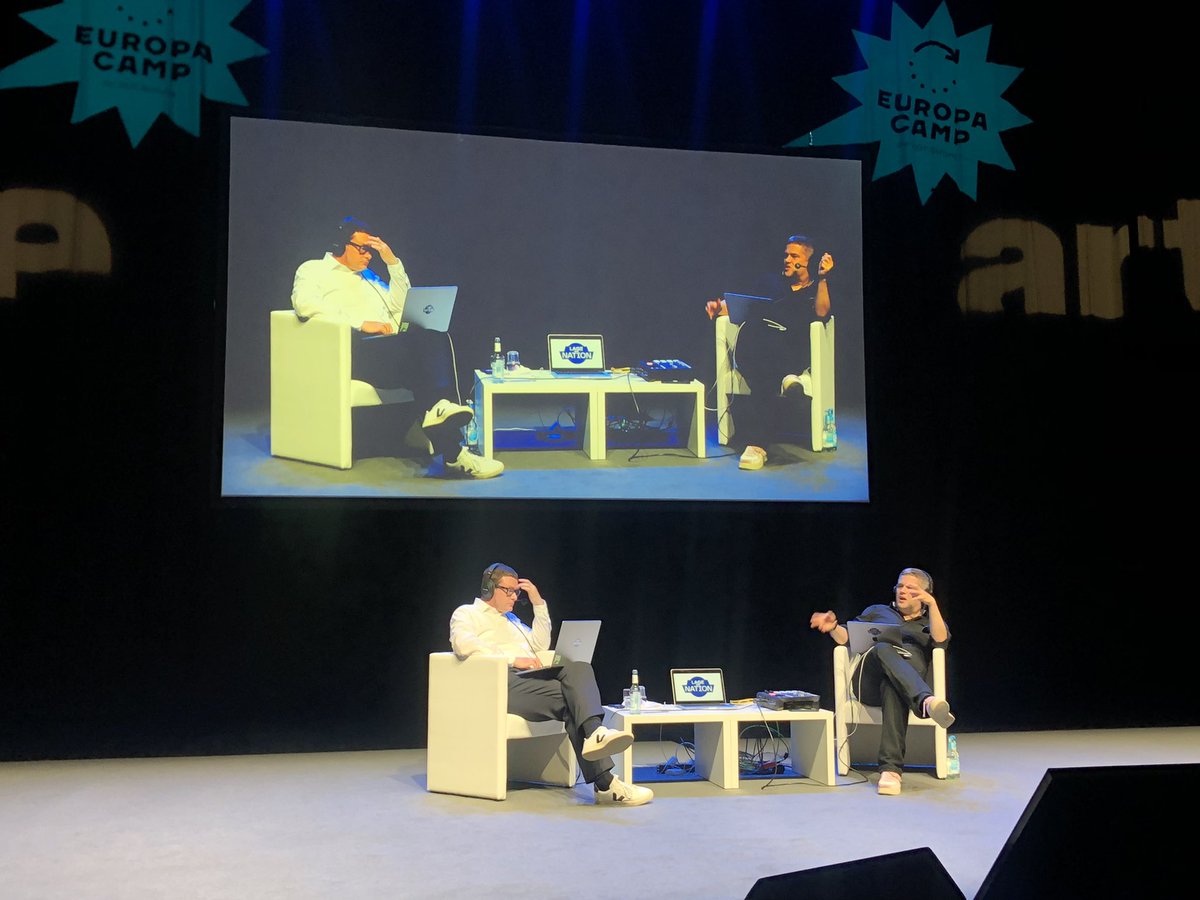 Preukob's tweet photo. Die @LageNation live auf Kampnagel - will dauernd aufstehen und die Küche aufräumen. Klarer Fall von Pawlowscher Hund! #kampnagel #lagedernation #podcast @Kampnagel https://t.co/CizRyEL2p5