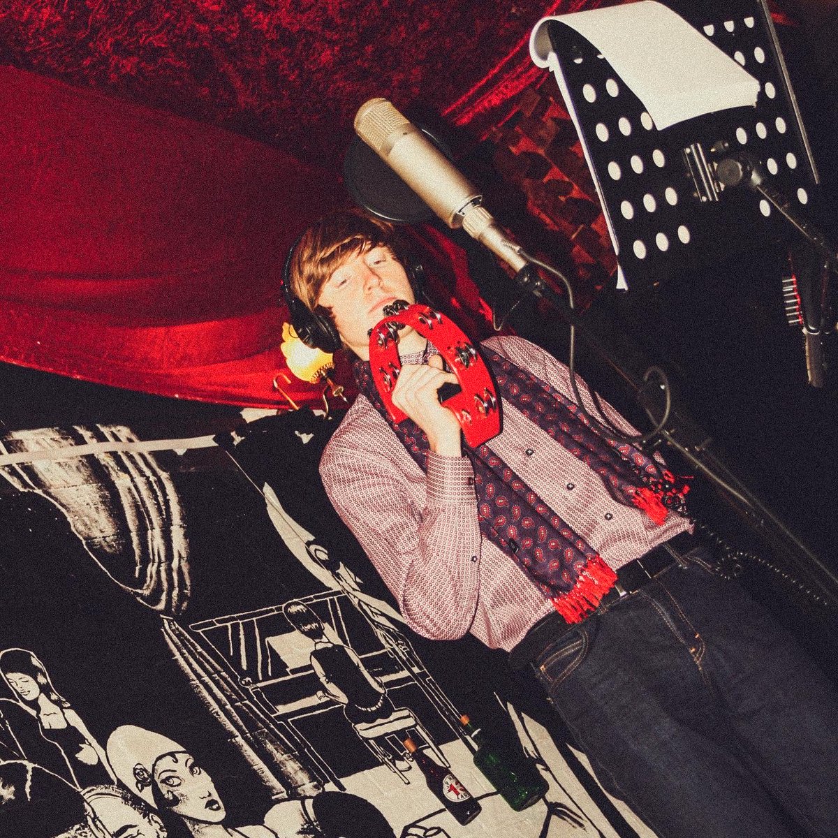 Sharp_Class's tweet photo. It’s officially 1 year since we released Living For Kicks into the world so here are a handful of unseen photos from the recording session. Time flies when you’re living for kicks💥 https://t.co/yKO5nmYdlb
#sharpclass #livingforkicks #alternative #mod #punk https://t.co/aTW3oKSsis