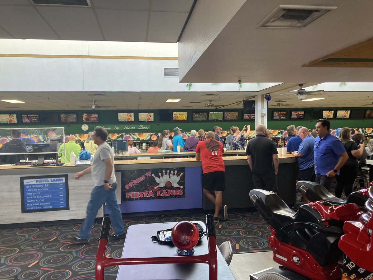 Paragondvp's tweet photo. Adventures in Trash City Arizona #Tucson #Arizona #smellsbad #bowling https://t.co/X2qTIedeAb
