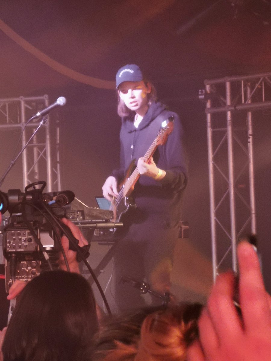 Systno's tweet image. Énorme concert de @Charlottecardin ! Par contre j'ai l'impression que son bassiste c'est le Frero de @Orel_san